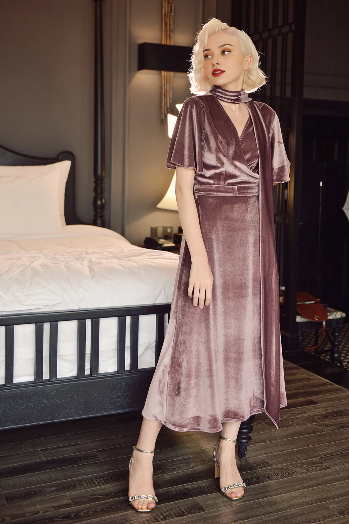 Vestido elegante de dama de honor de terciopelo con mangas cortas y escote en V hasta los tobillos